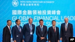 2022年11月2日，在香港出席國際金融領袖投資峰會的金融家合影。（美聯社照片）