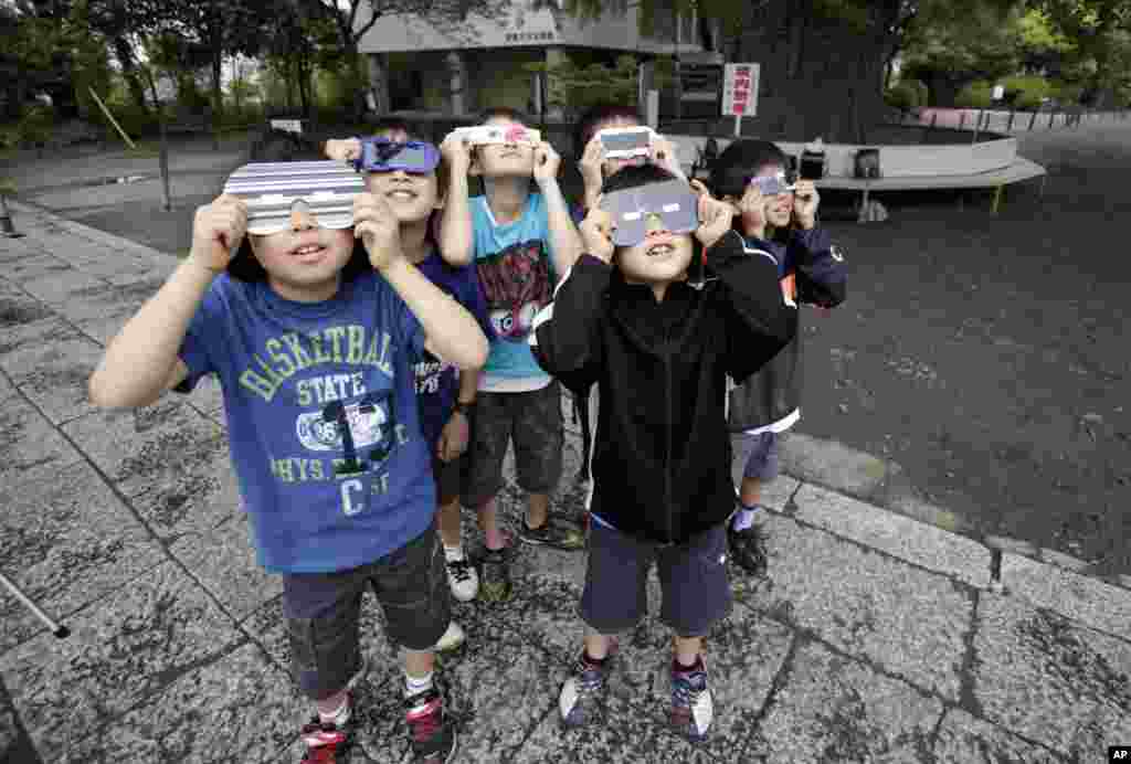 Los ni&ntilde;os observan un eclipse solar anular en Fujisawa, Jap&oacute;n. .