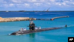 圖為美國海軍洛杉磯級高速攻擊潛艇USS奧克拉荷馬市號（舷號SSN723）2021年8月19日返回關島美國海軍基地。法國總統馬克龍稱澳大利亞購買美國核潛艇”與中國對抗“，但是澳大利亞新一屆政府仍堅持利用美國的核潛艇技術打造本國核潛艇艦隊。