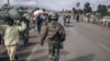 Un soldat congolais marche à Kanyaruchinya, au nord de la ville de Goma, dans l'est de la République démocratique du Congo, alors que des personnes déplacées par la guerre fuient vers le sud, le 15 novembre 2022.