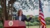 La vice-présidente américaine Kamala Harris s'adressant au président zambien Hakainde Hichilema lors d'une conférence de presse à la State House à Lusaka le 31 mars 2023