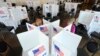 選民於 2024 年 2 月 27 日星期二在密西根州 Grosse Pointe Farms 填寫密西根州初選選票。 （美聯社照片/保羅桑亞）