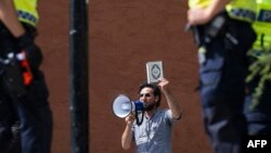 Cet homme a brûlé mercredi quelques pages d'un exemplaire du Coran devant la plus grande mosquée de Stockholm.