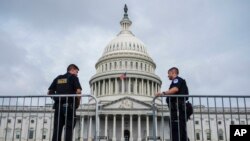 ARCHIVO - Oficiales de la Policía del Capitolio de Estados Unidos se encuentran frente al edificio sede en Washington, el 24 de julio de 2024.