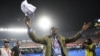 Nwankwo Kanu célèbre la victoire de son équipe lors du match contre l'Afrique du Sud, Le Caire, le 9 juillet 2019.