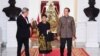 Presiden Joko Widodo didampingi Menteri Luar Negeri Retno Marsudi bertemu dengan
Duta Besar Palestina Untuk Indonesia Zuhair Al-Shun, di Istana Merdeka, Jakarta, Jumat (24/3). (Foto: Courtesy/Setpres RI) 