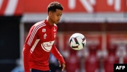 Noah Fadiga s'échauffe avant le match entre le Stade de Reims et le Stade Brestois, France, le 9 avril 2023.