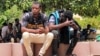 Refugees International a dénoncé "les arrestations violentes et expulsions forcées de centaines de migrants africains noirs" à Sfax.