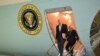Le président américain Joe Biden et la première dame Jill Biden quittent Air Force One à leur arrivée à l'aéroport international de Reno-Tahoe, Reno, Nevada, le 18 août 2023.