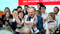 波蘭前總理、歐洲理事會前主席唐納德·圖斯克（Donald Tusk）在他領導的自由公民聯盟總部向支持者講話。（2023年10月15日）