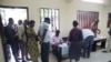 Les gens arrivent pour voter dans un bureau de vote à Libreville lors du premier tour des élections législatives et municipales du pays, le 6 octobre 2018.