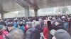တရုတ်နိုင်ငံ၊ ဝူဟန်မြို့က Zhongshan ပန်းခြံအပြင်ဘက်မှာ ကျန်းမာရေးစောင့်ရှောက်မှုအပြောင်းအလဲတွေကို မကျေနပ်လို့ ဆန္ဒပြနေကြတဲ့ အငြိမ်းစားဝန်ထမ်းများ။ (ဖေဖော်ဝါရီ ၁၅၊ ၂၀၂၃) 