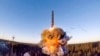 ขีปนาวุธพิสัยไกลข้ามทวีป หรือ ICBM ถูกยิงทดสอบจากสถานที่แห่งหนึ่งในรัสเซียเมื่อวันที่ 20 ธันวาคม 2020 (แฟ้มภาพ)