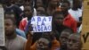 Des Nigériens manifestent en soutien à la junte au pouvoir à Niamey.