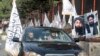 Les drapeaux blanc et noir de l'Emirat islamique d'Afghanistan, nom donné au pays par ses nouveaux dirigeants, flottaient aux points de contrôle de sécurité de la capitale, tombée le 15 août 2021.