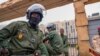 Des policiers nigériens sont assis devant les bureaux de douane de Niamey, le 21 août 2023.