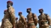 Des soldats burkinabés participent à une cérémonie de clôture d’un entraînement militaire à Jacqueville, en Côte d’Ivoire, le 14 mars 2023.