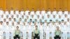中國領導人習近平在廣東湛江視察南部戰區海軍司令部時與官兵合影。（2023年4月11日）