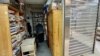 香港獨立書店偏見書房被當局指違反工業大廈地契被迫遷，2月初在觀塘一個俗稱”死場”的沒落商場重開新店。(美國之音/湯惠芸)