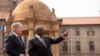 တောင်အာဖရိကသမ္မတ Cyril Ramaphosa (ယာ) နဲ့  တရားဝင်ခရီးစဥ်နဲ့ရောက်နေတဲ့ ဖင်လန်သမ္မတ Sauli Niinisto (ဝဲ) တို့ကို ပရီတိုးရီးယားမြို့က Union Buildings မှာတွေ့ရစဥ်။ (ဧပြီ ၂၅၊ ၂၀၂၃)