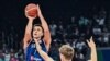 Bogdan Bogdanovic de la Serbie tire sur Mindaugas Kuzminskas de la Lituanie, Manille le 5 septembre 2023.