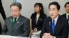 日本首相岸田文雄在星期五一場政策會議上講話，日本國家公安委員長谷公一（左）坐在他身旁。（2023年4月28日）