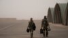 Des soldats français marchent dans la base aérienne française BAP de Niamey, le 15 mai 2023.