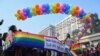 အိန္ဒိယနိုင်ငံမှာ လိင်တူ LGBTQ စုံမက်သူတွေနဲ့ သူတို့ကို ထောက်ခံအားပေးသူတွေက တန်းတူလက်ထပ်ခွင့်အတွက် ချီတက်ဆန္ဒပြကြစဥ်။ (ဇန်နဝါရီ ၈၊ ၂၀၂၃)
