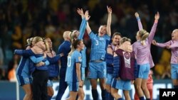 Les joueuses de l'Angleterre célèbrent leur victoire contre l'Angleterre au Stadium Australia à Sydney, le 16 août 2023.