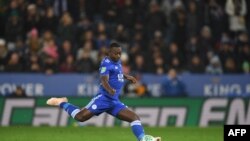 Nampalys Mendy tire un penalty lors du match entre Leicester City et Southampton, Angleterre, le 27 novembre 2018.