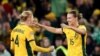 Les Australiennes Clare Hunt et Clare Polkinghorne célèbrent leur victoire contre l'Irlande , Sydney, le 20 juillet 2023.