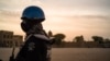 Un policier nigérian de la Minusma en patrouille sur la place principale de Tombouctou au Mali le 8 décembre 2021.