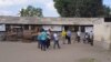 Eleitores fazem a fila para votar nas Eleições Autárquicas em Moçambique.