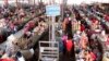 Foto de arquivo: Pessoas fazem compras num mercado em Luanda, Angola, em 19 de janeiro de 2018. (Photo by AMPE ROGERIO / AFP)