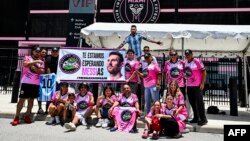 Les fans de Lionel Messi attendent son arrivée au DRV PNK Stadium de Fort Lauderdale, en Floride, le 11 juillet 2023.