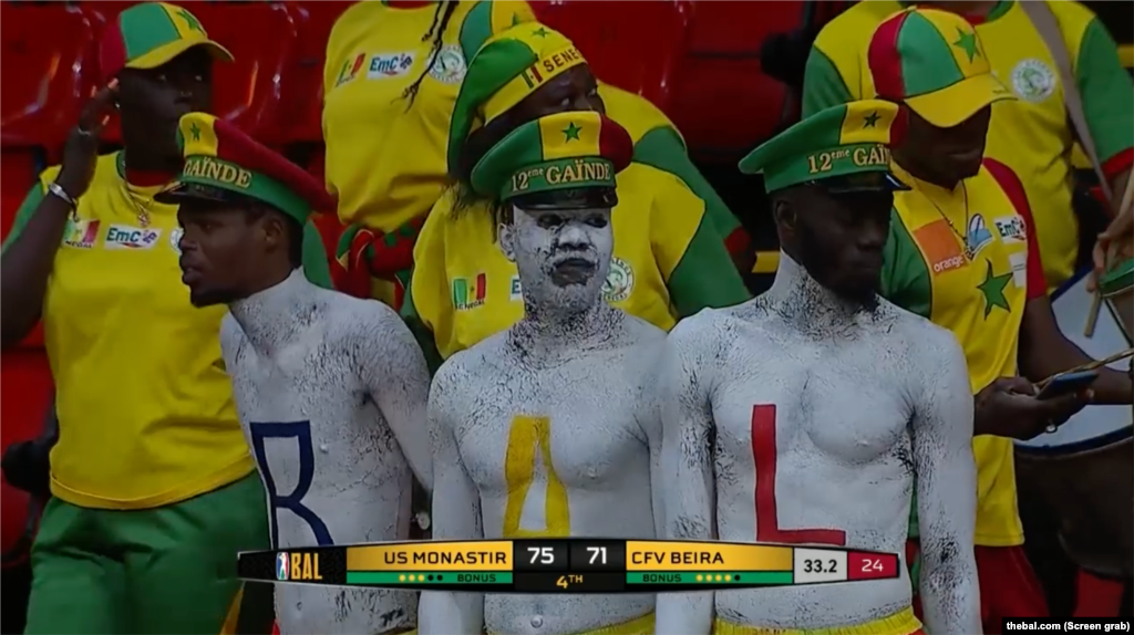 P&#250;blico no jogo entre o Ferrovi&#225;rio da Beira na BAL e o US Monastir da Tun&#237;sia, em Dacar, Senegal. 6 de Mar&#231;o
