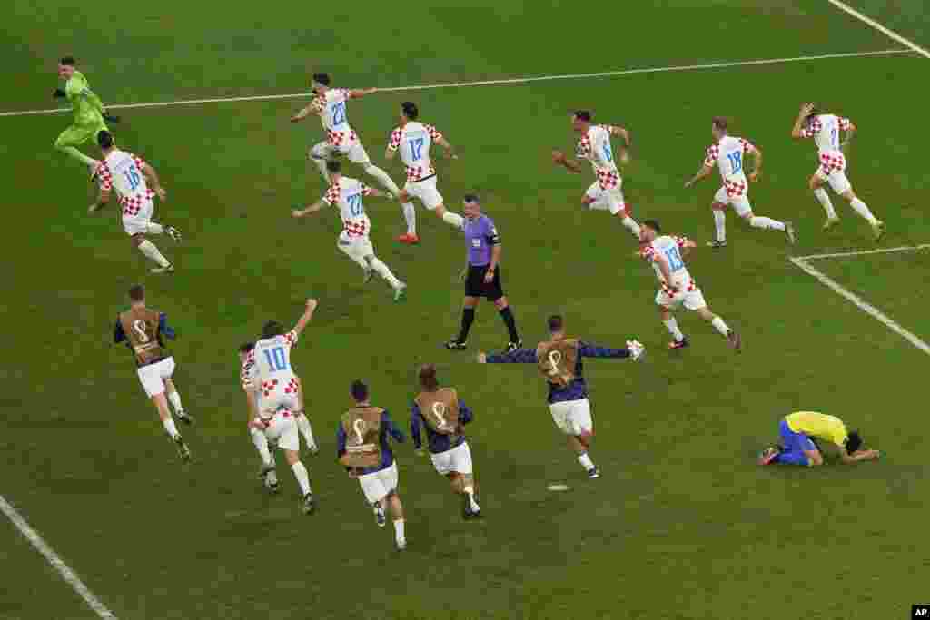 Jogadores da Croácia celebram depois de Marquinhos do Brasil ter falhado o penalti e dado a vitória à Croácia.&nbsp; O Brasil falhou marcações de penalti e o resultado final neste jogo dos quartos-de-final do Mundial ficou por 4-2