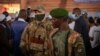 Un agent de sécurité privé du groupe russe Wagner et d'un soldat centrafricain à Bangui, le 18 mars 2022.