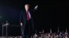 ARCHIVO - El presidente de Estados Unidos, Donald Trump, hace un gesto después de hablar durante un mitin en apoyo de los senadores republicanos en ejercicio Kelly Loeffler y David Perdue en Dalton, Georgia, el 4 de enero de 2021.