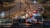 Des ambulanciers paramédicaux et du personnel des services d'urgence travaillent sur les lieux d'un accident de camion-citerne diesel sur l'autoroute N12 à Johannesburg le 7 janvier 2023.