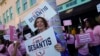 ARCHIVO - Los partidarios del candidato demócrata a gobernador Charlie Crist y el gobernador republicano de Florida, Ron DeSantis, frente al Teatro Sunrise antes de su debate, en Fort Pierce, Florida, el 24 de octubre de 2022.