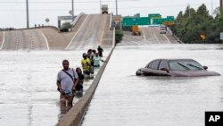 Aproximadamente 500 personas fueron evacuadas el lunes por la noche y el martes temprano de barrios inundados en el suroeste de Luisiana. Edwards dice que unos 200 de ellos pasaron la noche en los refugios del área.