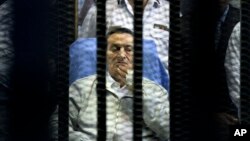 El futuro del ex presidente de Egipto Hosni Mubarak continúa en el limbo luego de que sucesor, Mohamed Morsi, también fuera derrocado del poder.