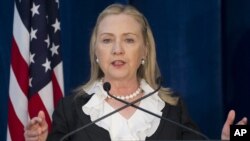 Hillary Clinton dijo que empieza una nueva etapa en la que EE.UU. se compromete a escuchar al gobierno y pueblo somalíes.