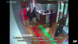 Esta foto tomada de una cámara de vigilancia muestra una imagen de personas en el aeropuerto internacional Ataturk, en Estambul, Turquía, el 2 de octubre de 2018. El texto en turco, en la pantalla, dice "nueve personas ingresan por puerta E del aeropuerto. Oct. 2, 2018
