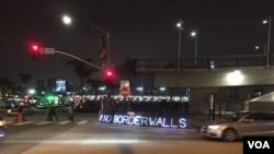 Señal de protesta en la frontera de San Diego y Tijuana ante la visita del Secretario John Kelly. (Foto Arturo Martínez)