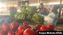Tomate e repolho, produtos da cesta básica angolana, à venda num mercado em Luanda.