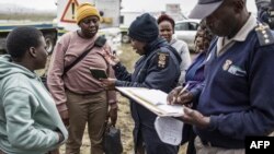 Amapholisa akhuluma labantu bokuza eJohannesburg