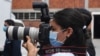 En la foto se ve a una reportera gráfica durante una conferencia de prensa en San Salvador, el 21 de abril de 2020.