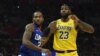 Lakers LeBron James (23) défendu par Kawhi Leonard (2), USA le 22 octobre 2019.